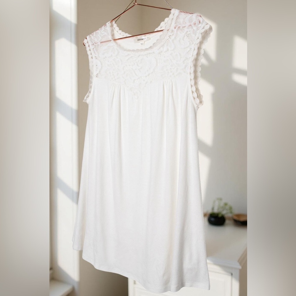 Emerald Ivory Lace Sleeveless Blouse